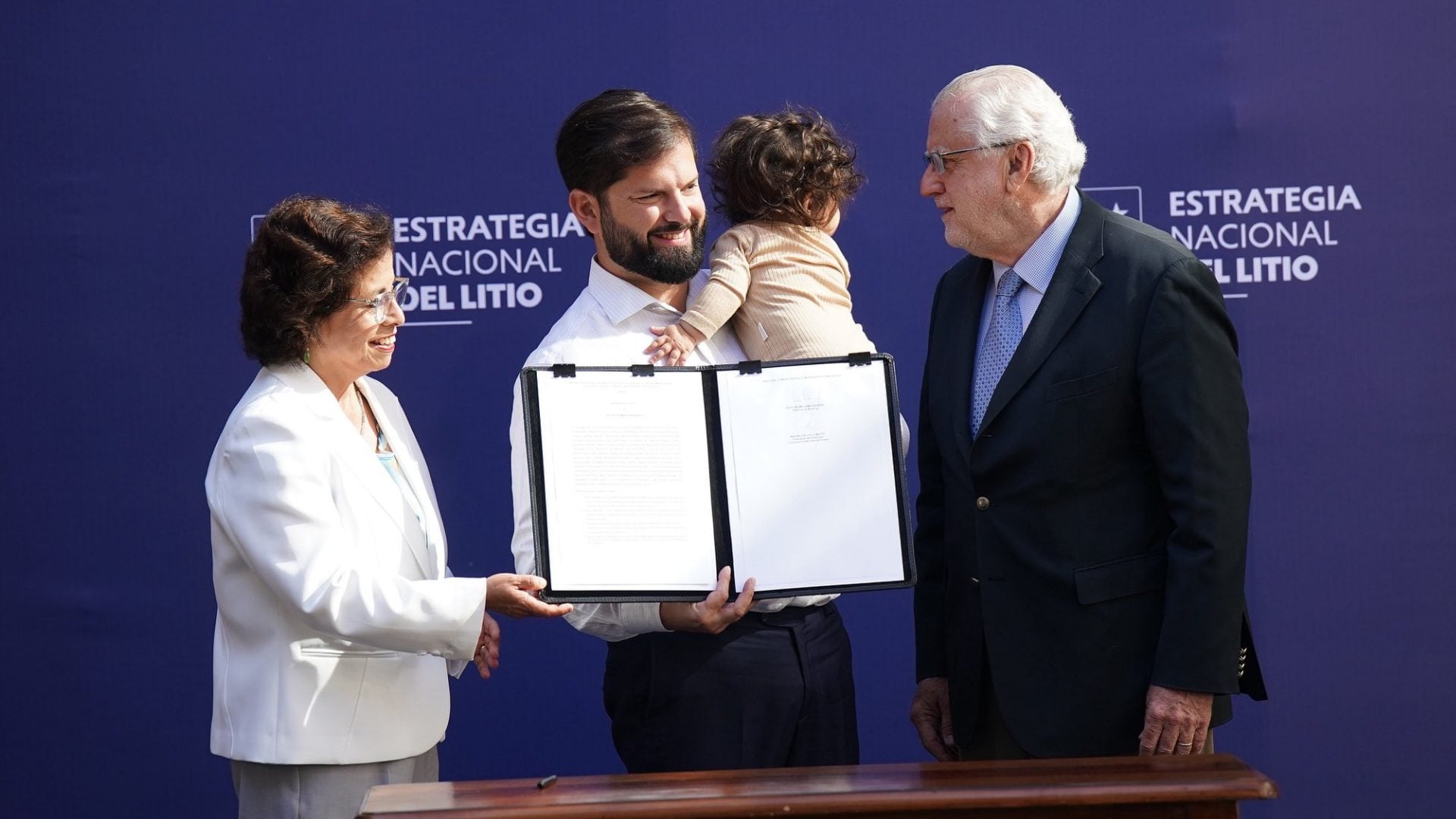 “a-la-mama-se-le-termino-el-postnatal”:-presidente-de-chile-acude-con-su-hija-a-acto