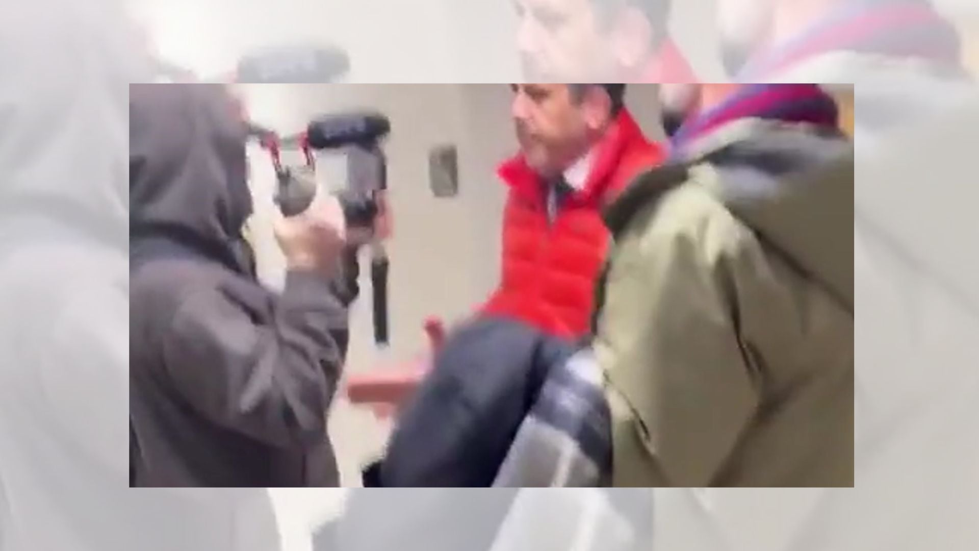suspenden-a-profesor-tras-agredir-a-documentalista-tras-preguntas-sobre-epstein