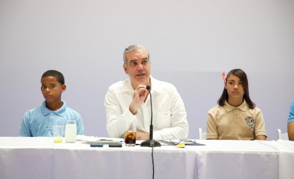 abinader-a-exhorta-jovenes-a-estudiar-carreras-relacionadas-con-ciencias-e-idiomas