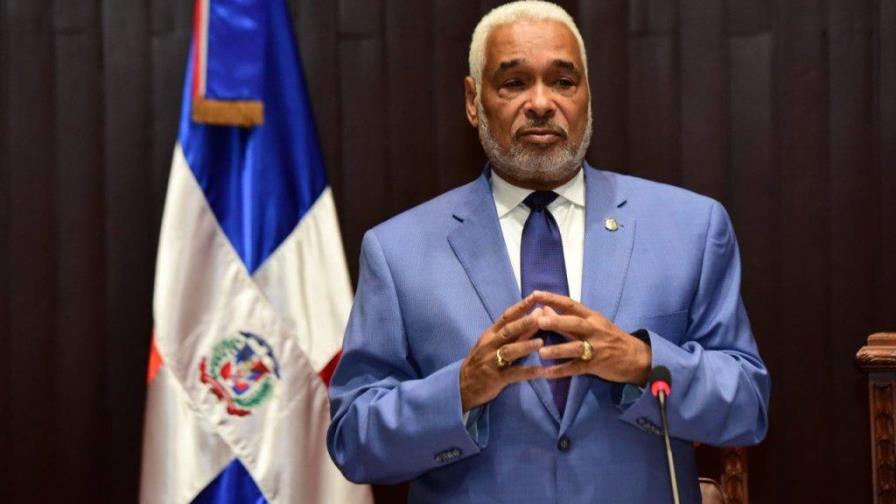 camacho-insta-a-abinader-a-revisar-archivos-y-critica-proyecto-de-fusion-educativa