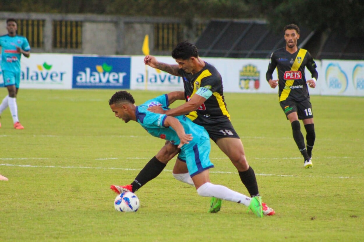 cibao-y-delfines-se-disputan-la-cima-del-futbol-dominicano