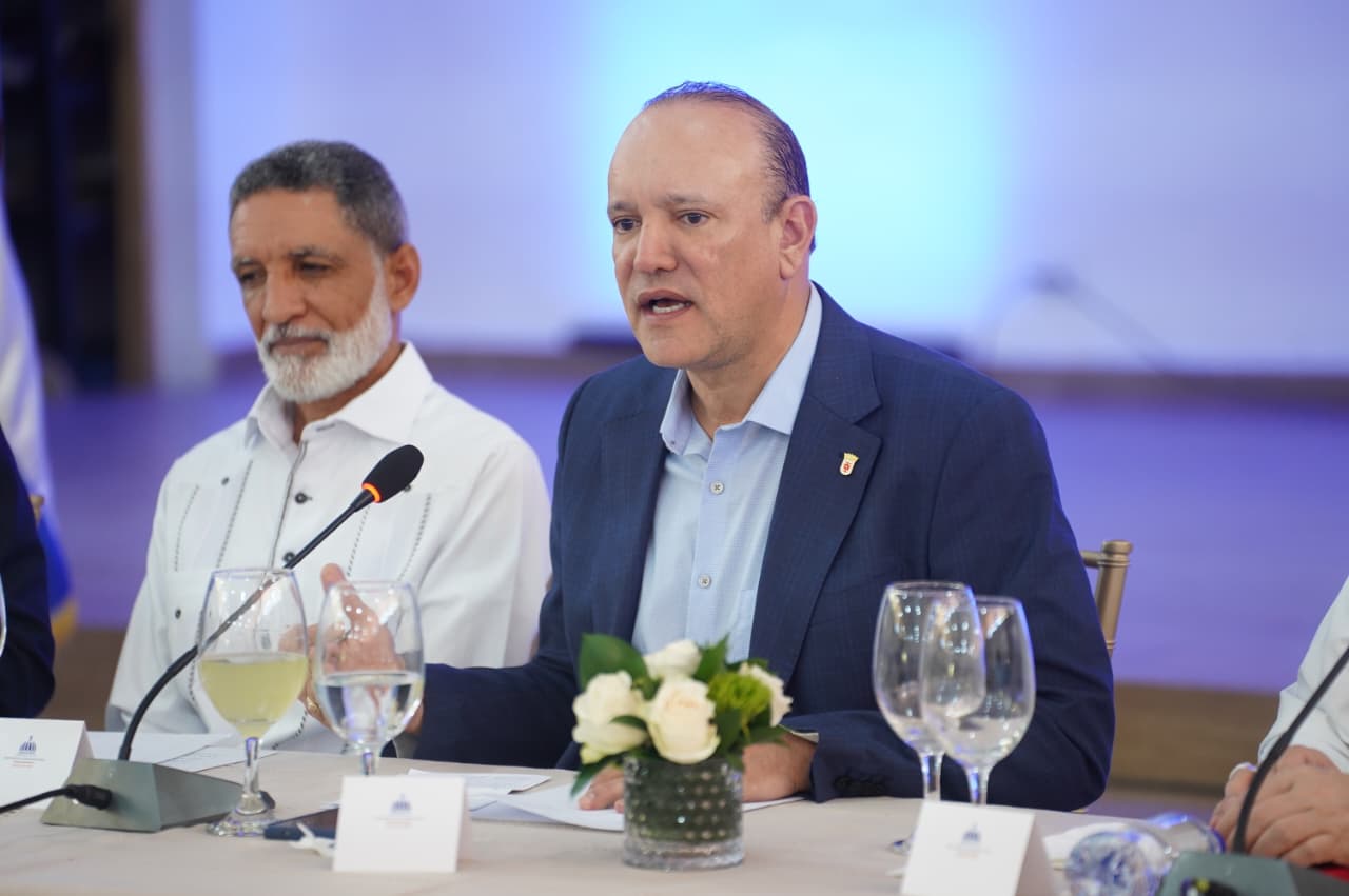 alcalde-de-santiago-respalda-instalacion-de-la-mesa-de-los-cinco-pilares-por-el-minerd