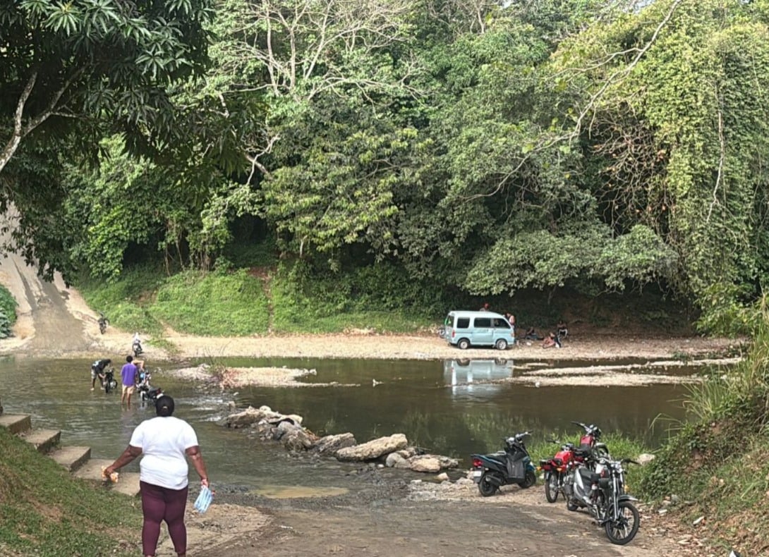 video:-comunitarios-de-mama-tingo-piden-construccion-del-puente-sobre-el-rio-guanuma-en-monte-plata