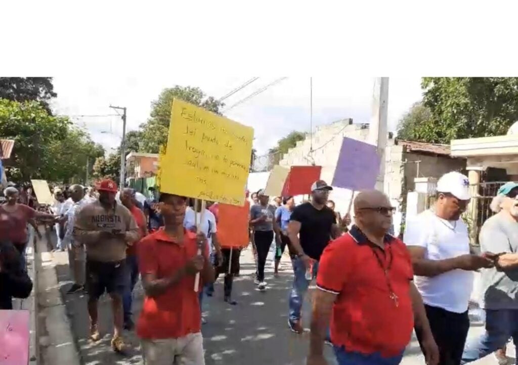 video:-¡fuera-puntos-de-drogas-en-las-maras!-residentes-de-la-vega-queman-puntos-en-protesta-contra-el-microtrafico