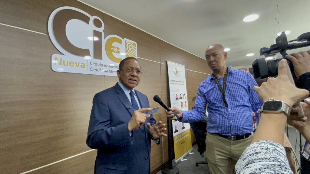 “la-nueva-cedula-es-motivo-de-orgullo-nacional”,-pdi-destaca-seguridad-y-modernizacion-del-documento