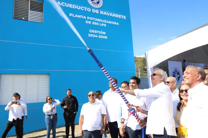 abinader-inaugura-acueducto-en-navarrete,-con-inversion-superior-a-los-rd$2,000-millones