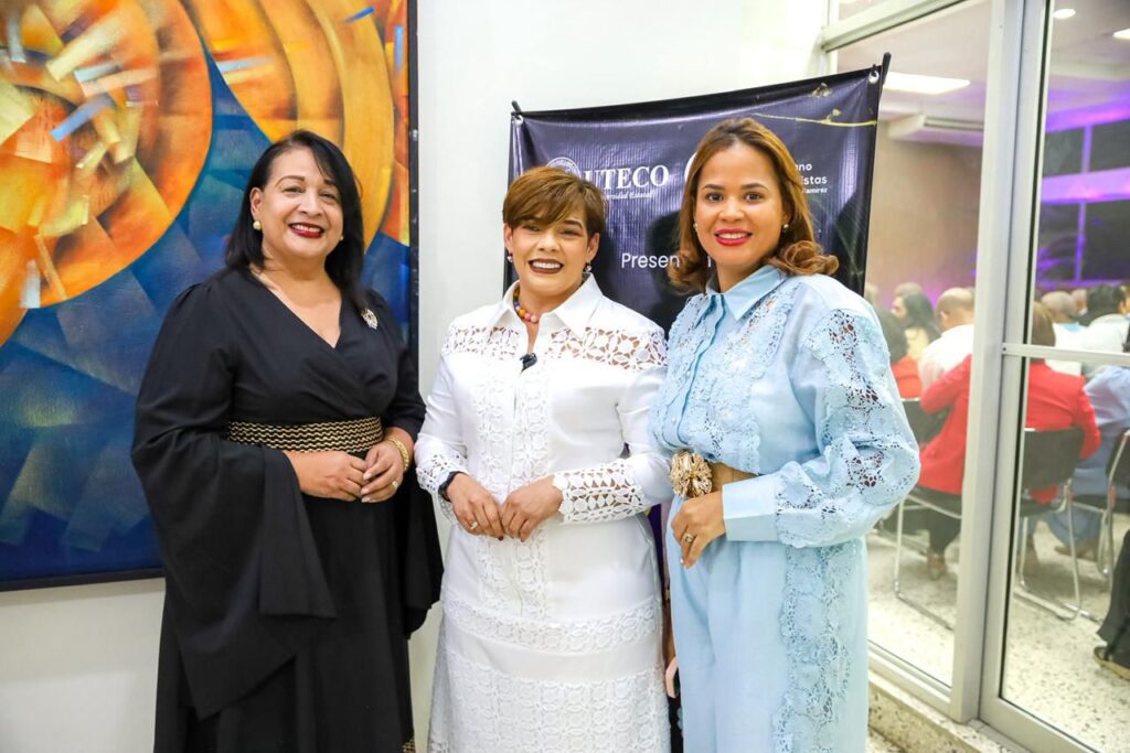 ana-mercy-otanez-pone-en-circulacion-en-cotui-su-libro-“una-luz-que-nunca-se-apaga