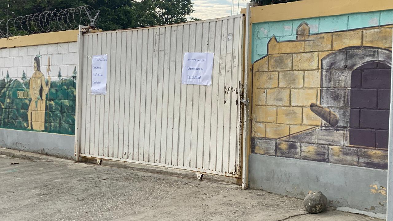 inician-construccion-de-cancha-en-escuela-que-habia-cerrado-con-candado-por-comunidad-en-tamayo