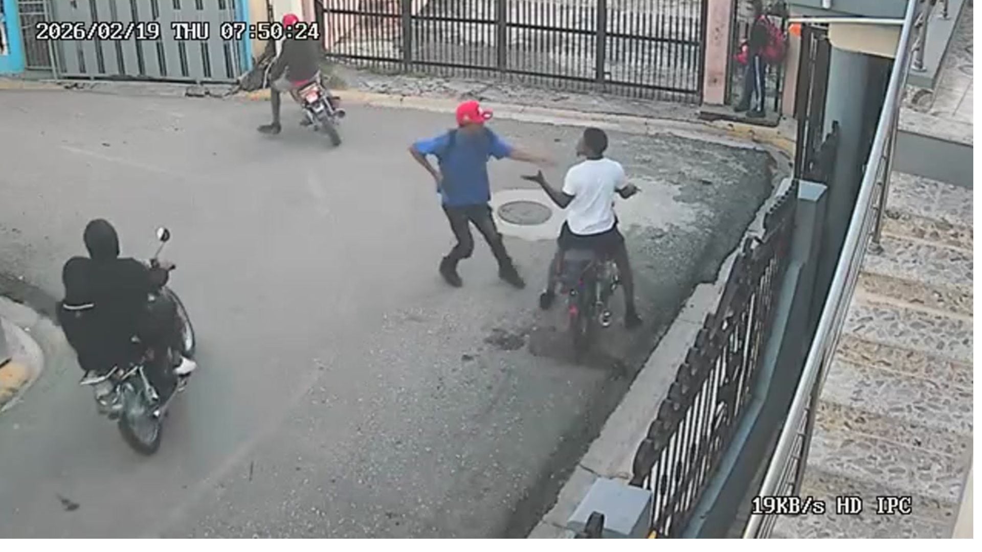 video:-delincuentes-encanonan-hombre-y-le-roban-motocicleta-en-santiago