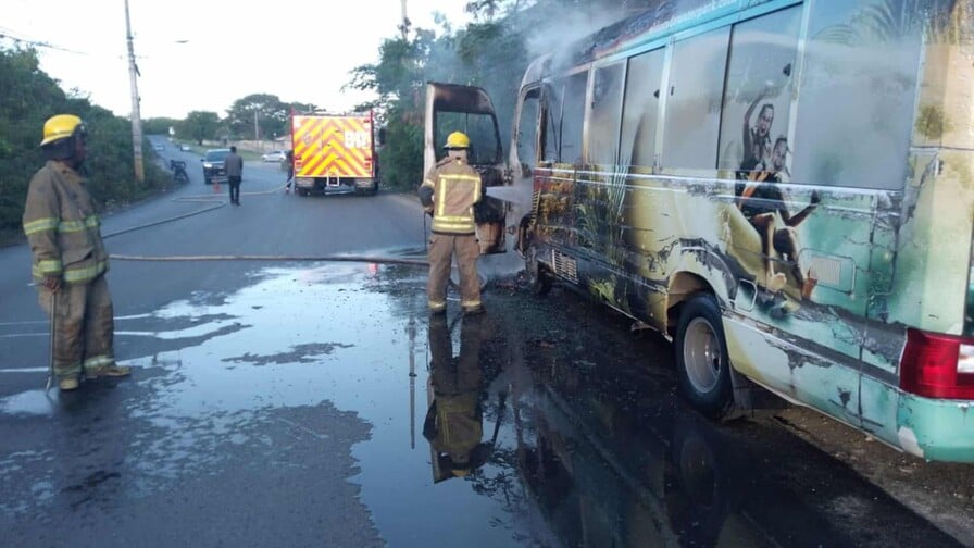video:-incendio-de-autobus-causa-la-muerte-del-conductor-en-veron-punta-cana