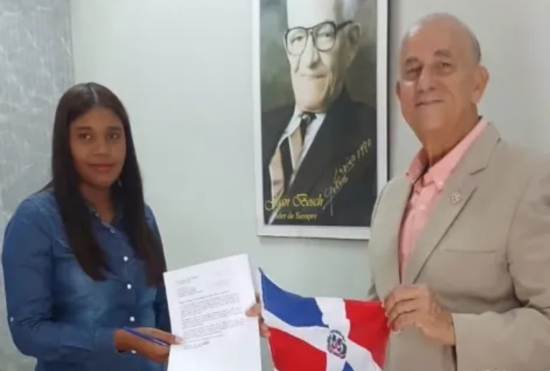 profesor-luis-de-leon-se-inscribe-como-aspirante-a-candidato-presidencial-del-pld
