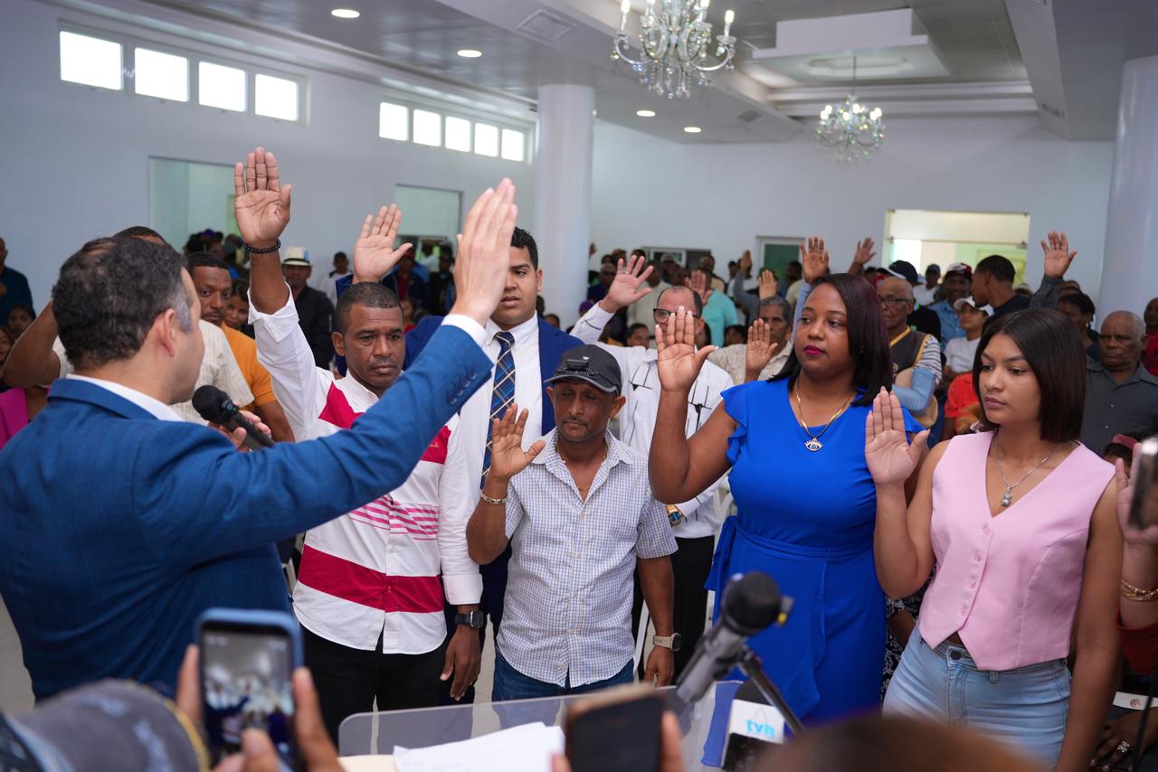 dirigentes-de-la-fuerza-del-pueblo-hacia-el-pld:-cientos-se-juramentan-en-higuey-junto-a-frendy-reyes