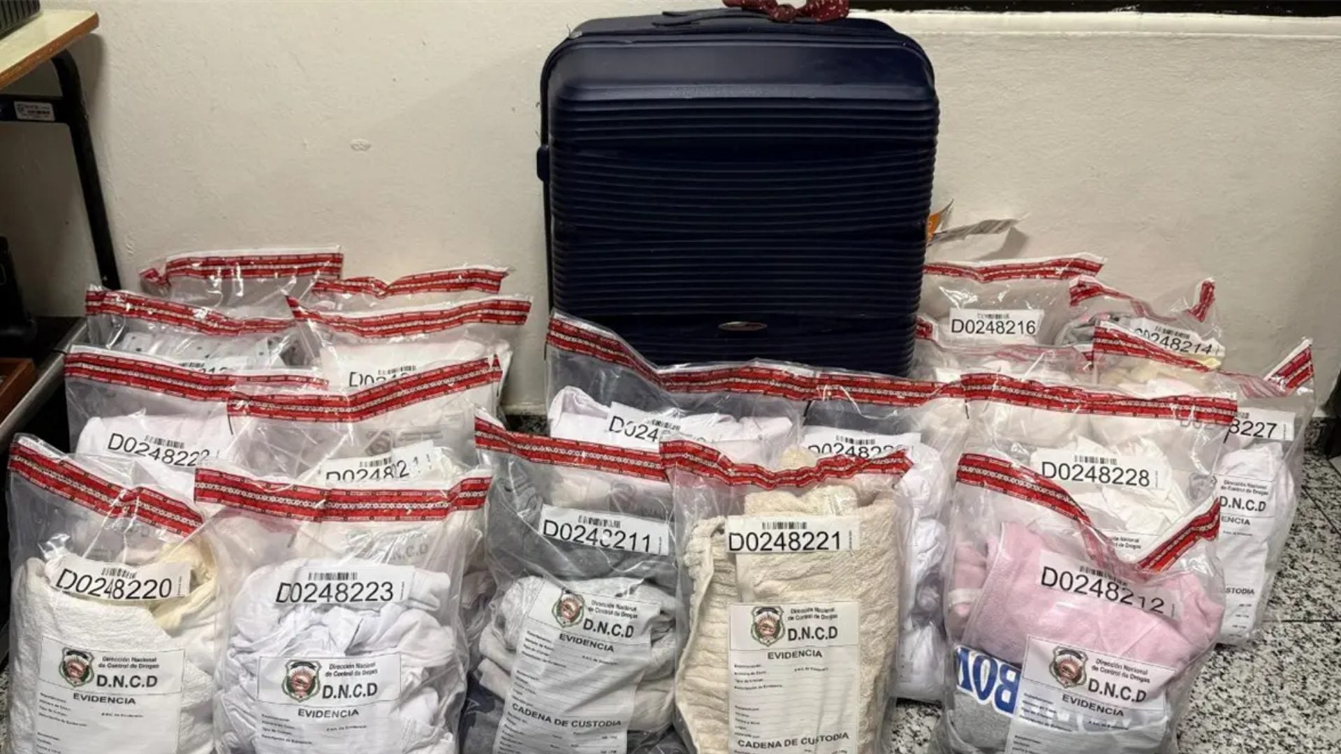 detienen-dominico-italiana-con-maleta-llena-de-prendas-de-vestir-impregnadas-de-presunta-cocaina