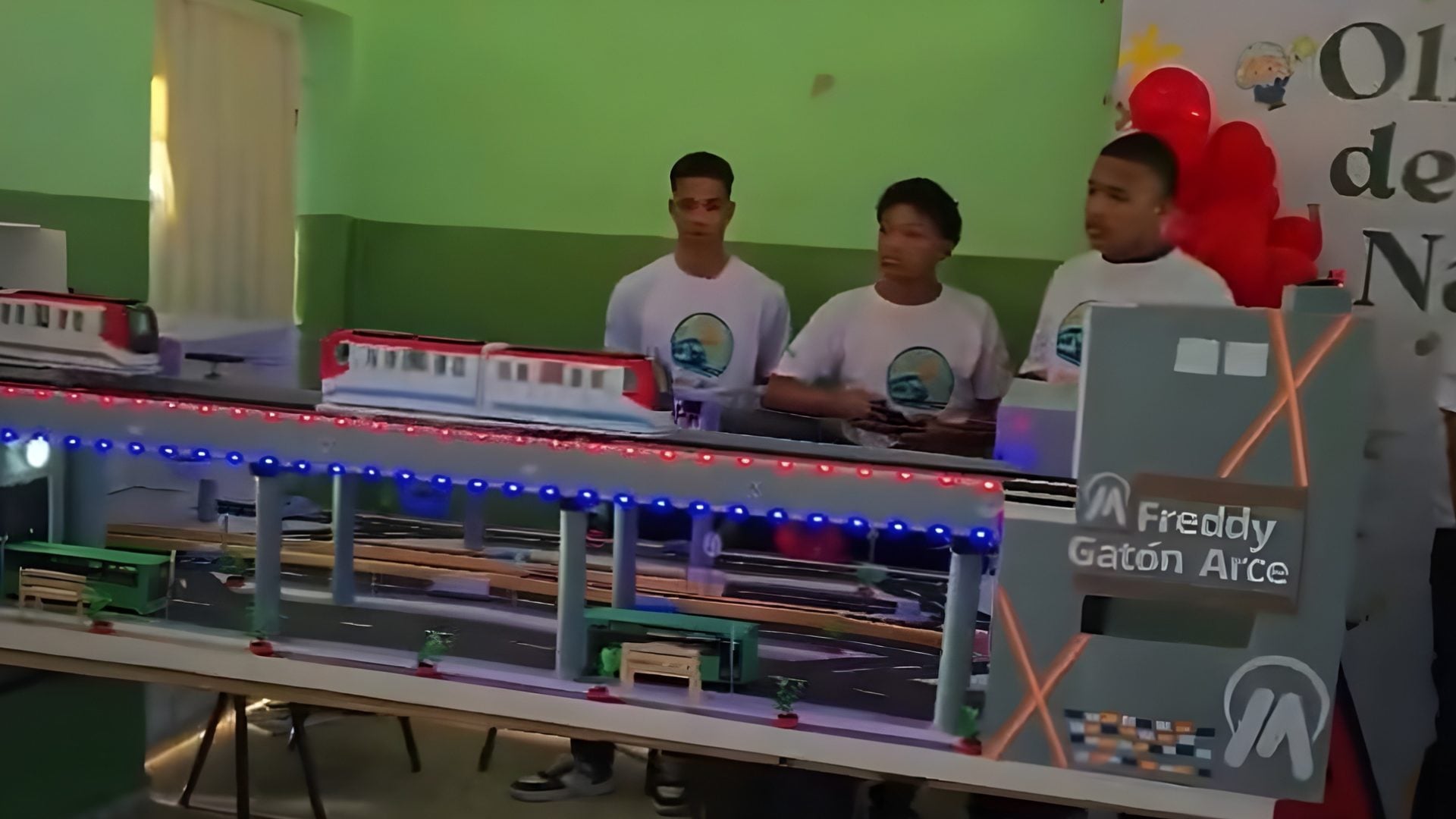 talento-estudiantil:-alumnos-del-lphu-presentan-maqueta-del-metro-y-teleferico
