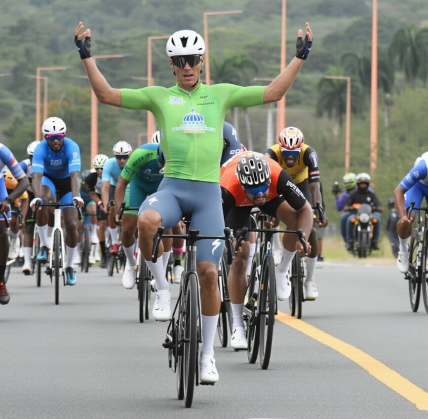 wilmer-paredes-impone-clase-en-vuelta-ciclistica