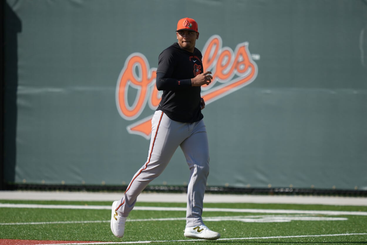 samuel-basallo-abandona-el-juego-por-molestias-abdominales