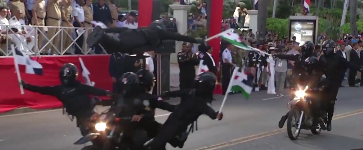 video:-equipo-lince-de-la-pn-deslumbra-con-maniobras-de-alto-riesgo-en-desfile-por-la-independencia