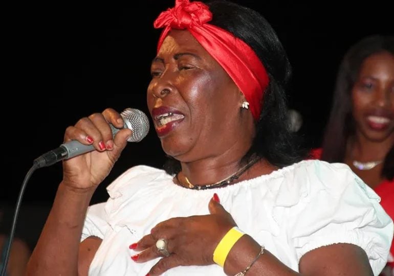 a-ritmo-de-salve-y-atabales-despiden-a-enerolisa-nunez-en-villa-mella
