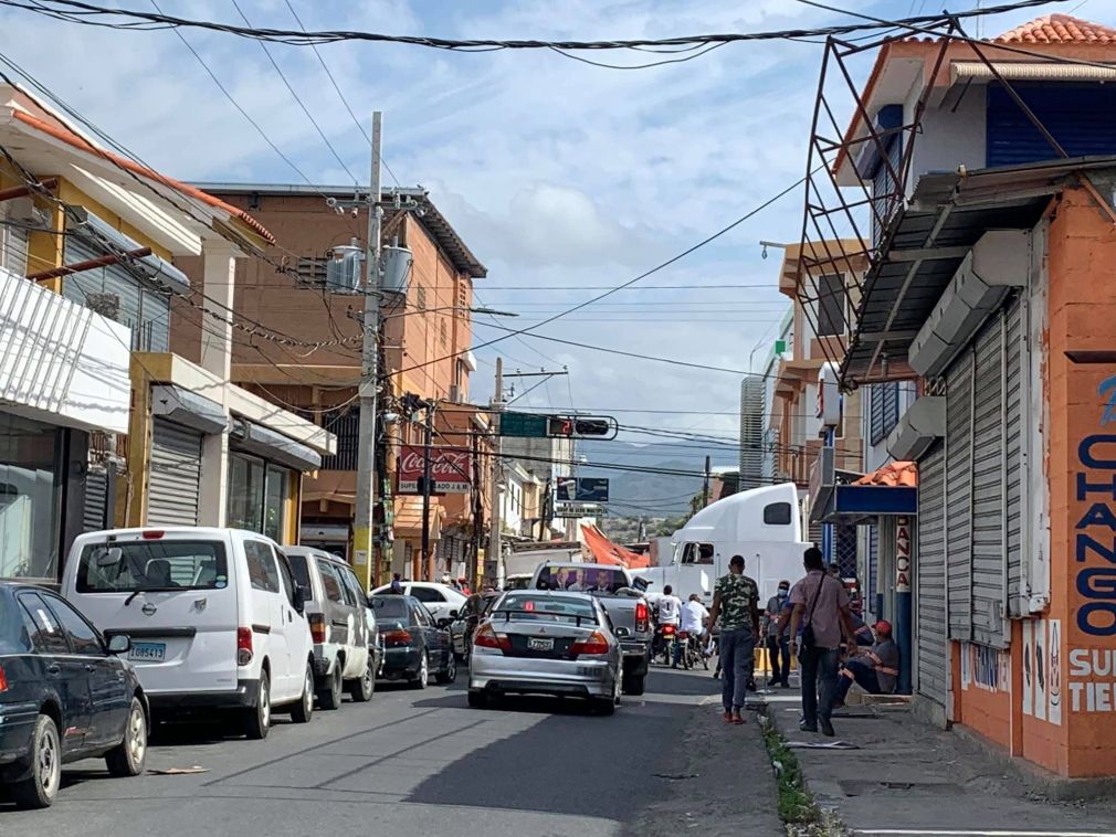 video:-regidores-de-azua-alertan-sobre-riesgo-de-tragedia-en-calle-duverge-por-consumo-de-alcohol