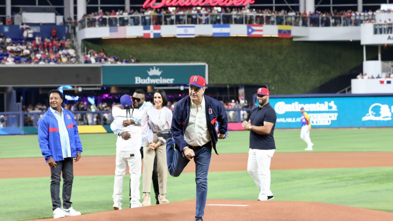 abinader-lanzara-primera-bola-en-miami-para-juego-republica-dominicana-vs-nicaragua