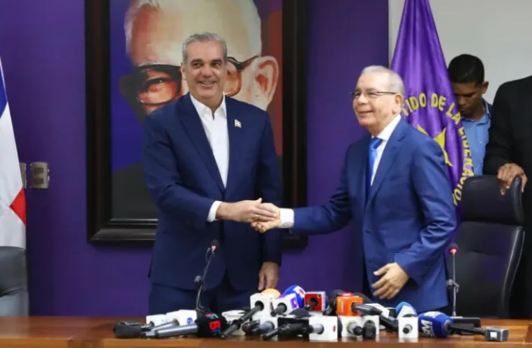 adriano-sanchez-roa-plantea-habilitar-a-danilo-medina-y-luis-abinader-para-elecciones-de-2028