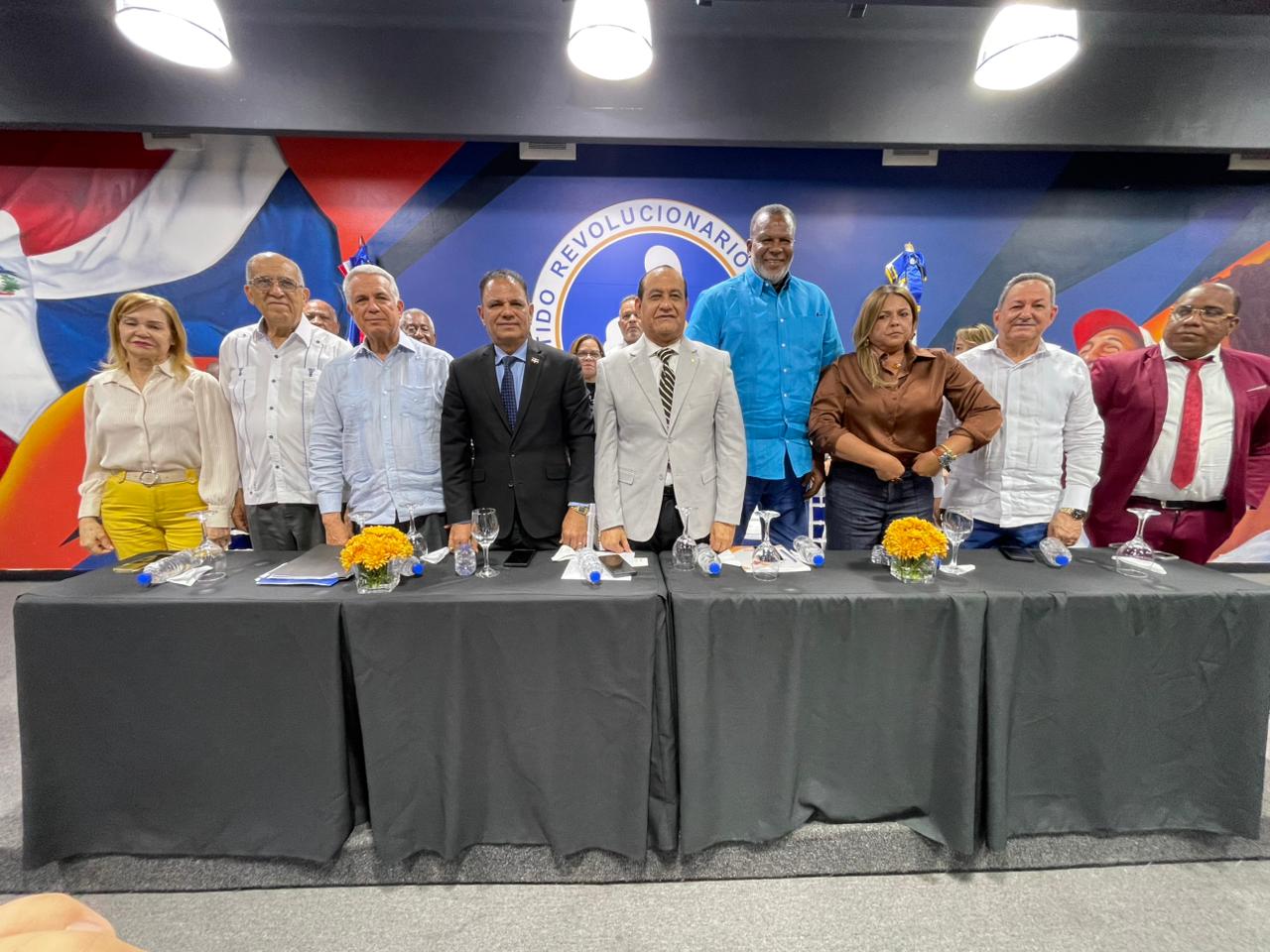 movimiento-politico-pide-a-abinader-asumir-presidencia-del-prm-rumbo-a-2028