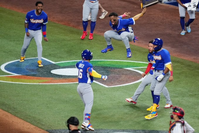 venezuela-elimina-a-japon-y-avanza-a-la-semifinal-del-clasico-mundial-de-beisbol