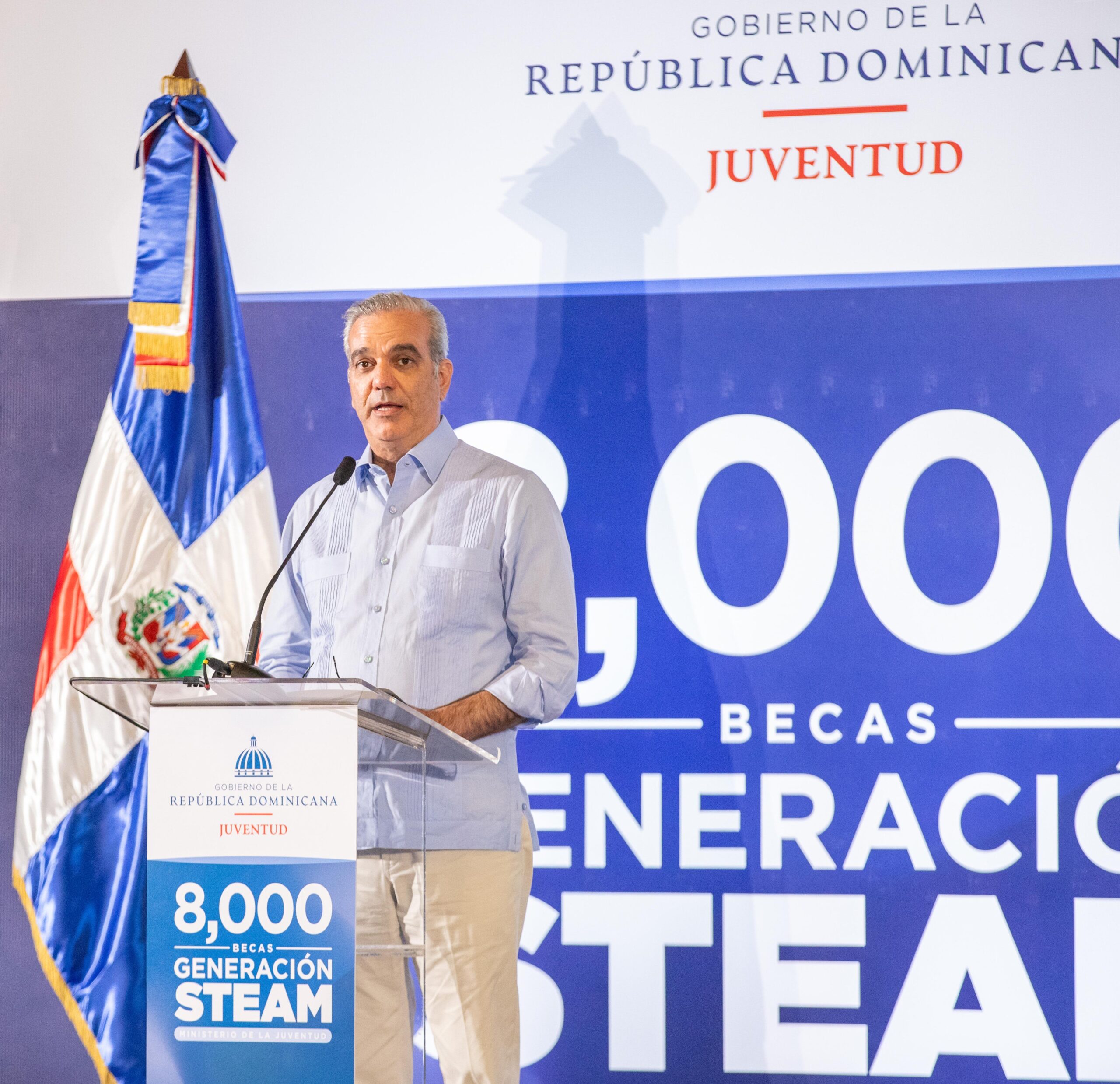 reportaje-abinader-entrega-8,000-becas-a-jovenes-para-que-se-formen-en-las-profesiones-del-presente-y-futuro