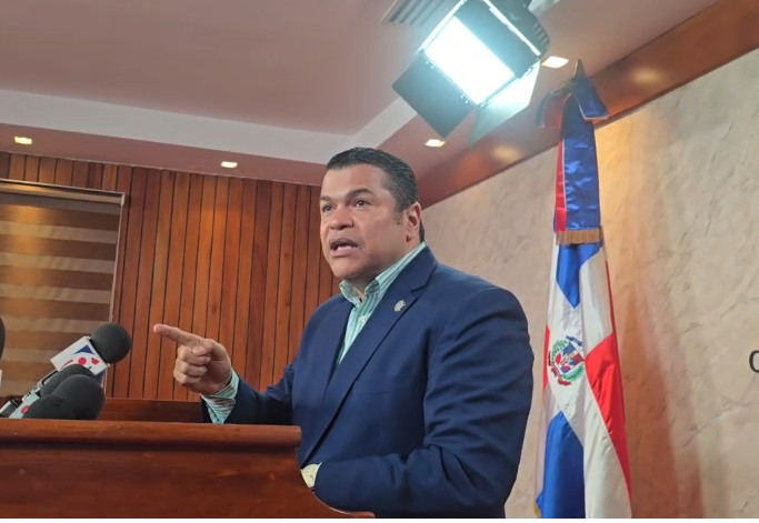 tobias-crespo-acusa-a-eduardo-estrella-y-carolina-mejia-por-danos-a-zonas-verdes-de-los-jardines-del-norte