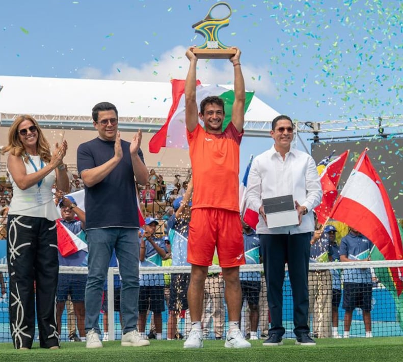 mariano-navone-carga-con-la-corona-rd-open-cap-cana