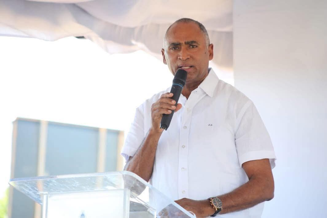 senador-julito-fulcar-gestiona-techado-de-canchas-para-los-10-distritos-municipales-de-peravia