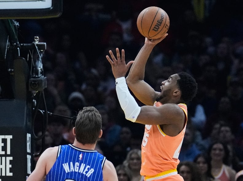 mitchell-anota-42-y-harden-suma-26-para-los-cavaliers