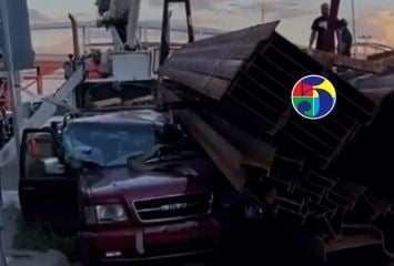 sale-ileso-conductor-tras-caerle-vigas-de-acero-sobre-su-vehiculo-en-la-autopista-duarte