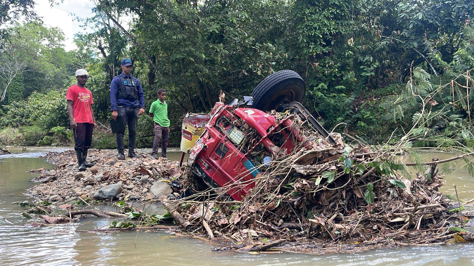 tragedia-en-cotui:-hallan-persona-sin-vida-tras-camion-ser-arrastrado-por-rio-yagrumo