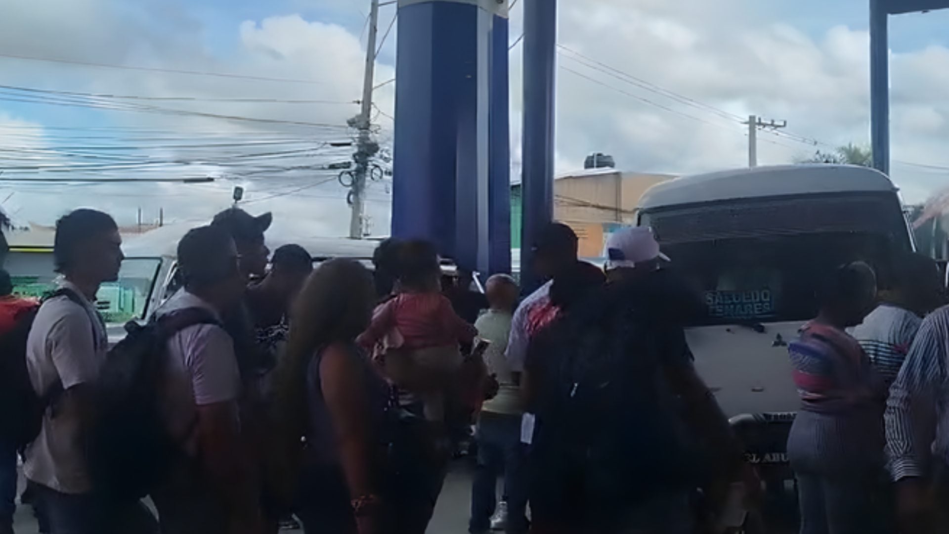 pasajeros-abarrotan-parada-km9-para-pasar-asueto-junto-a-familiares