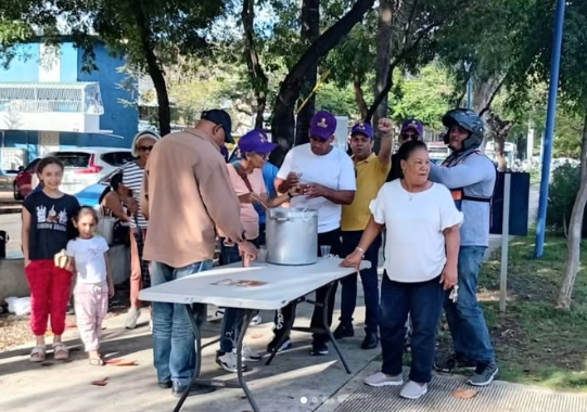 comites-intermedios-del-pld-reparten-habichuelas-con-dulce-en-el-distrito-nacional