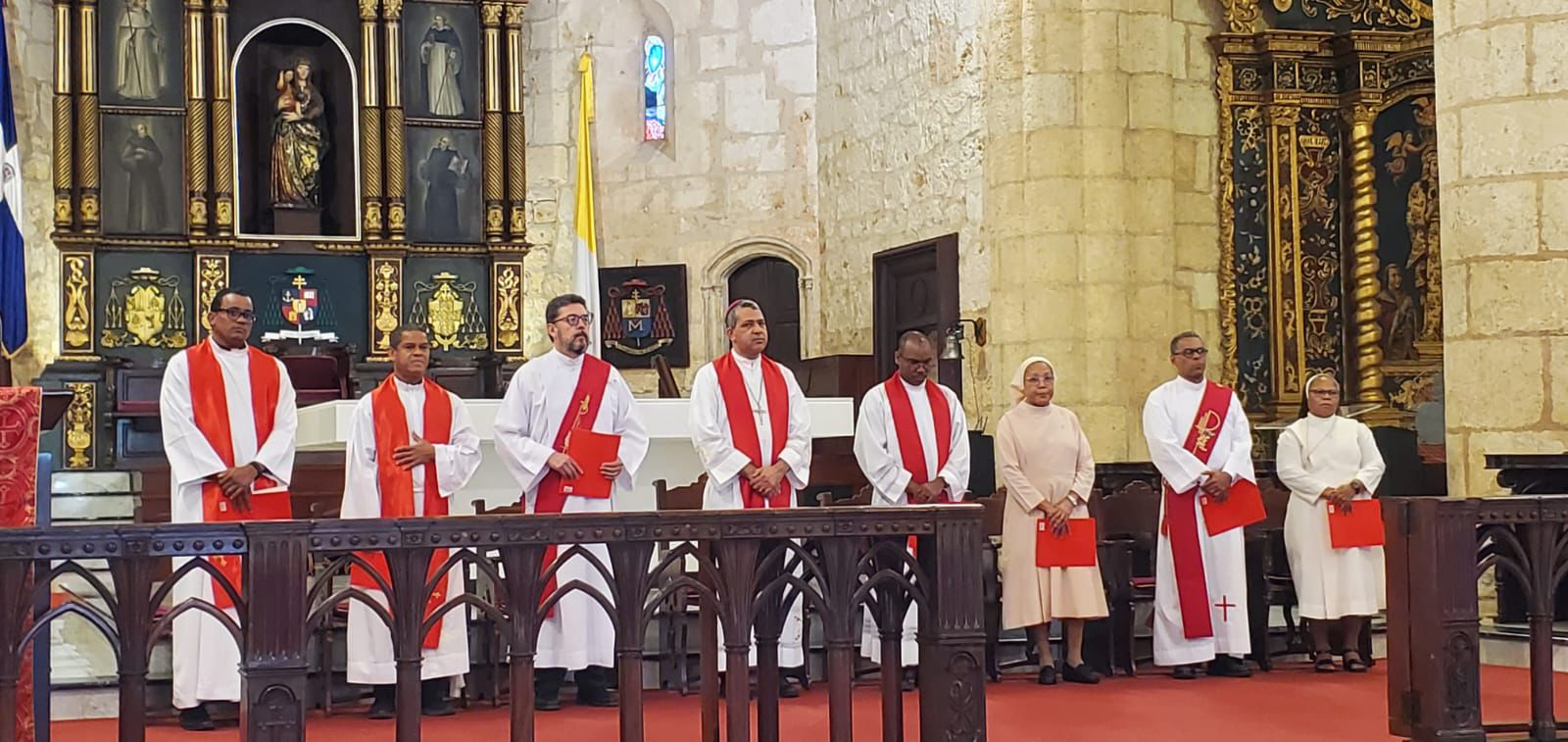 reportaje-sacerdotes-critican-conchupancia-entre-funcionarios-y-altas-sotanas-de-la-iglesia