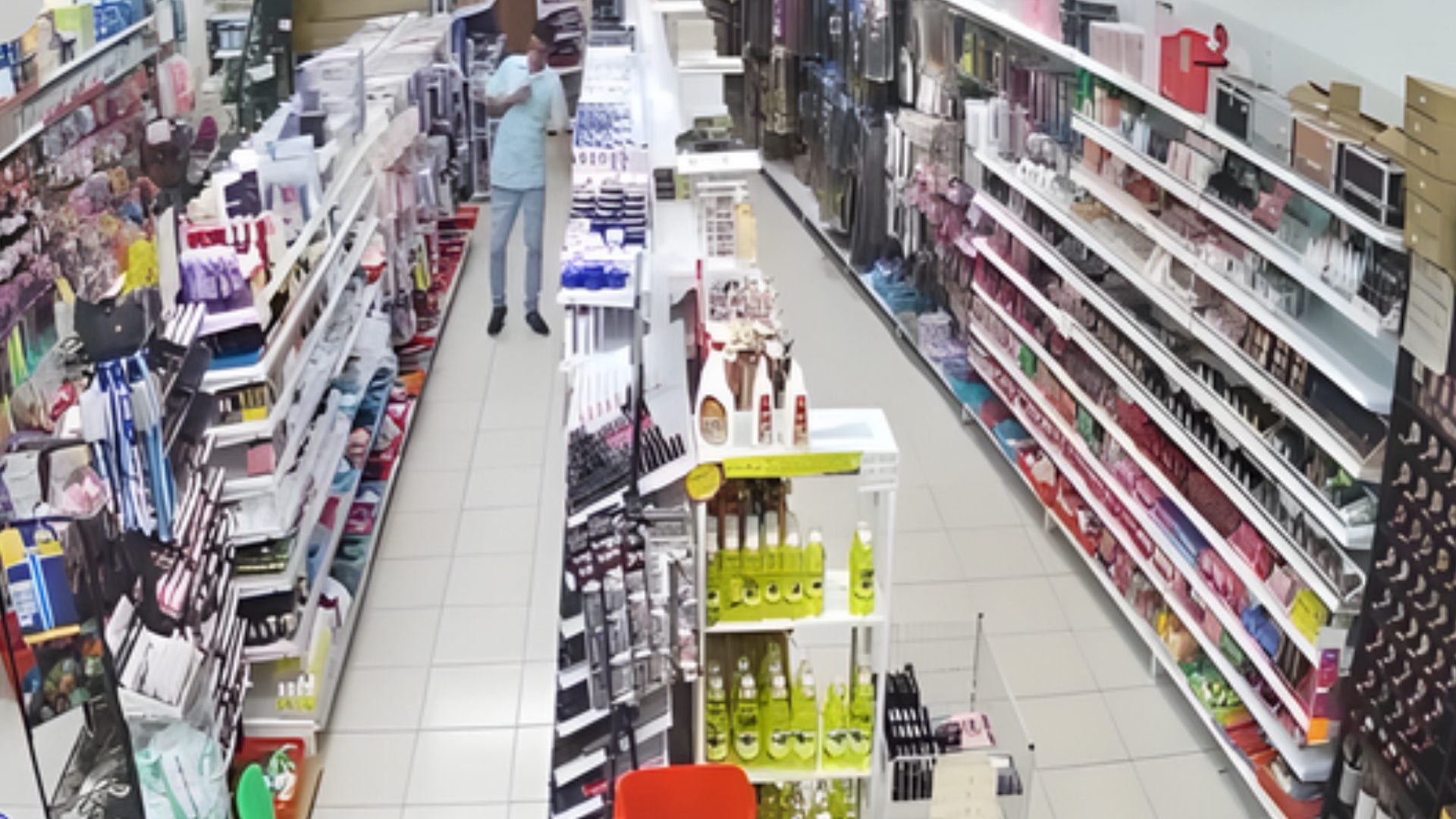 video:-¡ladron-de-colonia!-denuncian-hombre-por-robar-en-tienda-china-en-bonao