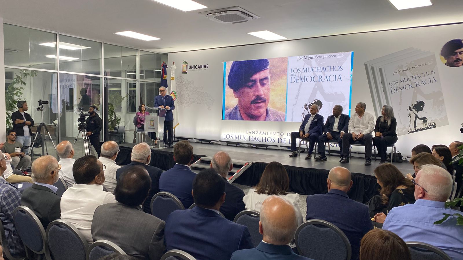 soto-jimenez-presenta-su-libro-“los-muchachos-de-la-democracia”
