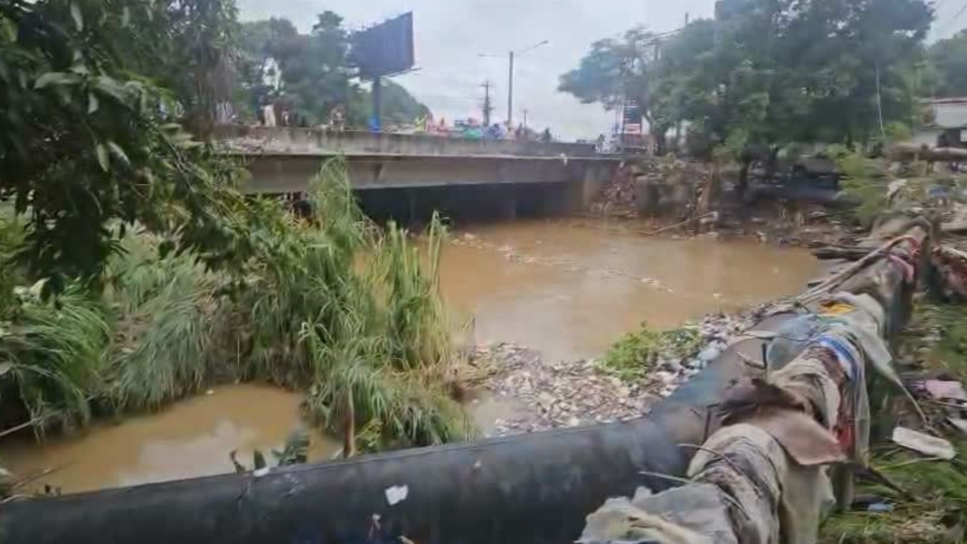 ayuntamiento-de-los-alcarrizos-despliega-brigadas-por-inundaciones-urbanas 