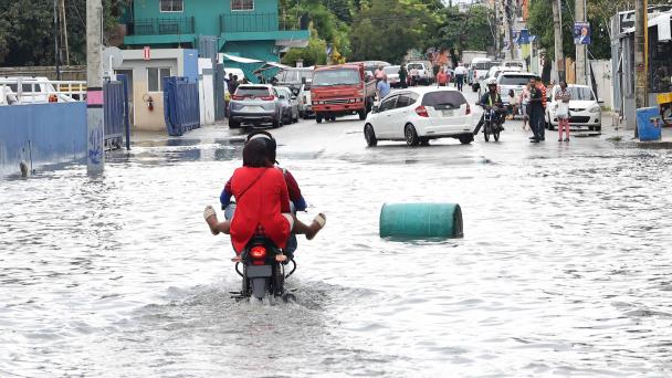 lluvias-provocan-suspension-de-actividades-en-sector-publico-y-privado
