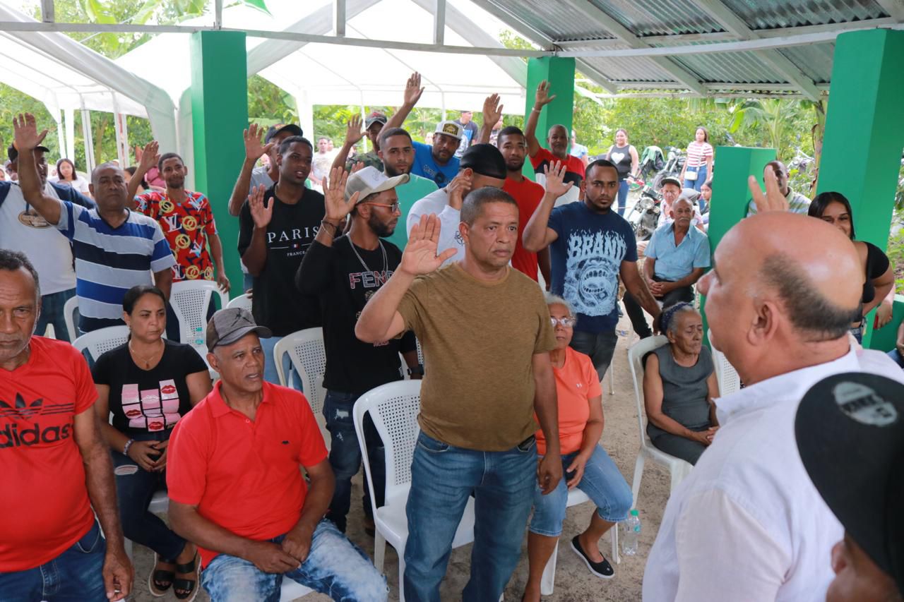 dirigentes-del-prm-en-salcedo-se-juramentan-en-fuerza-del-pueblo