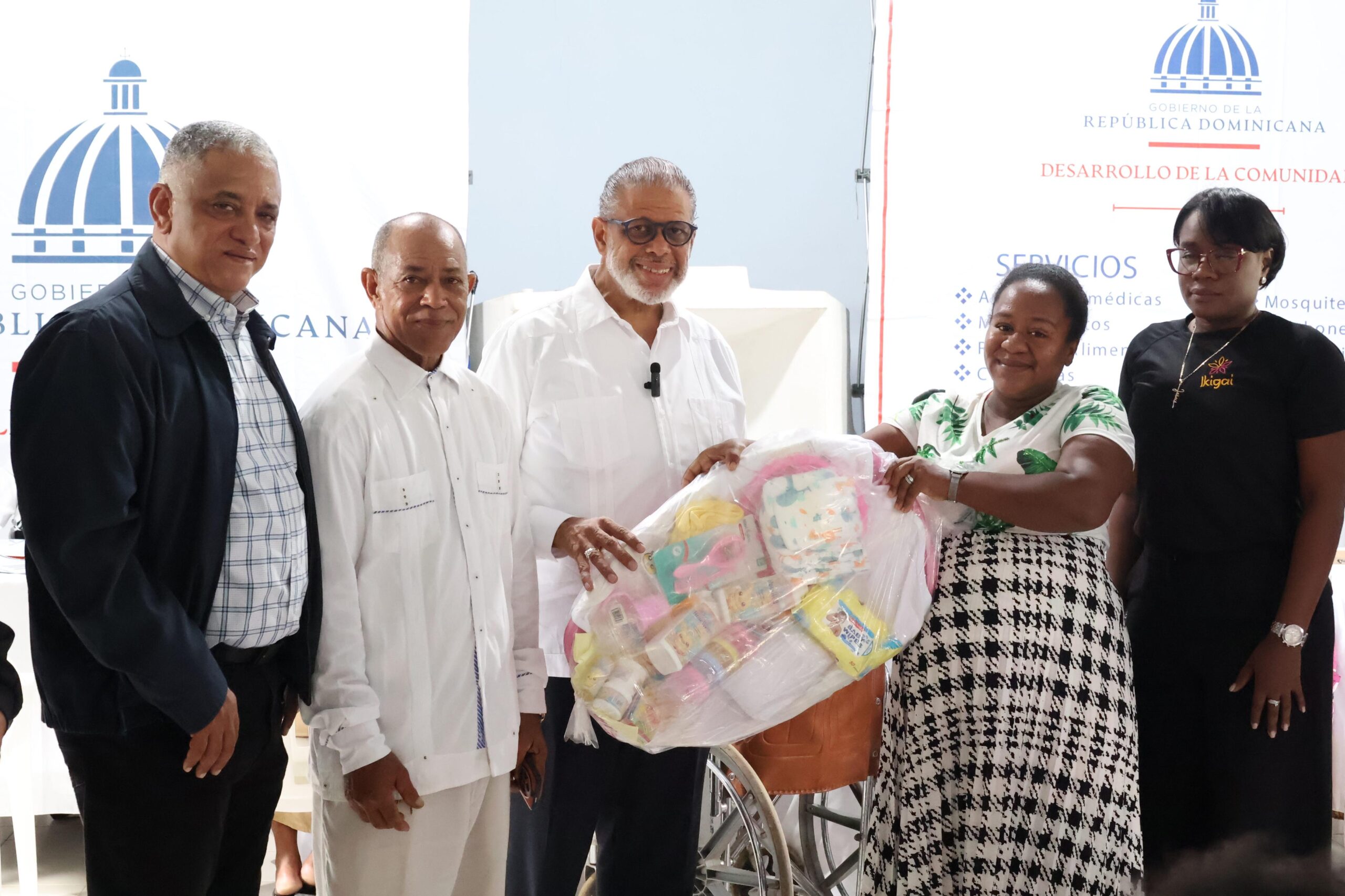 dgdc-lleva-“la-ruta-comunitaria”-a-el-carril-de-haina-con-jornada-medica-y-acondicionamiento-de-viviendas