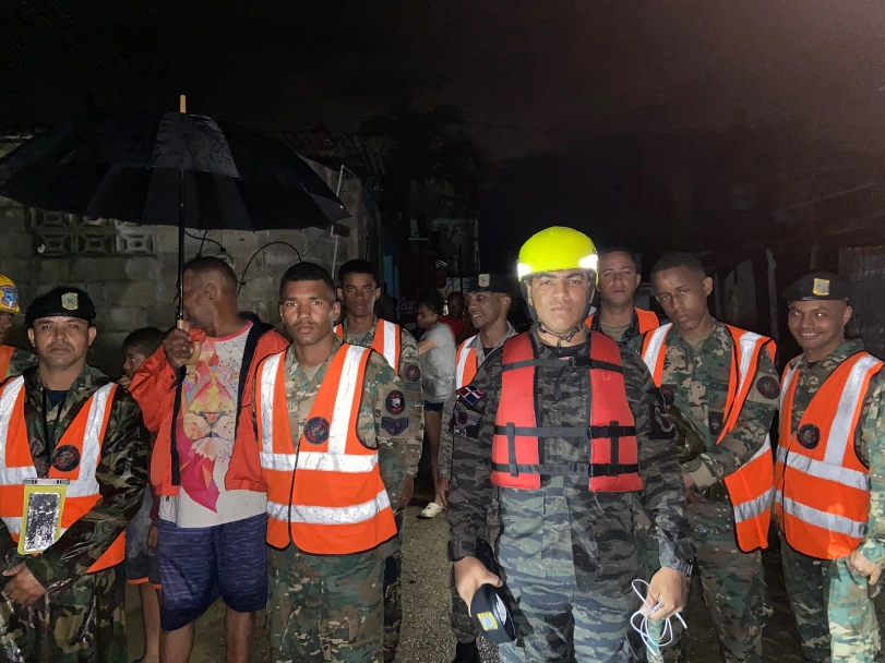 fuerza-aerea-asiste-y-evacua-a-mas-de-460-personas-en-puerto-plata