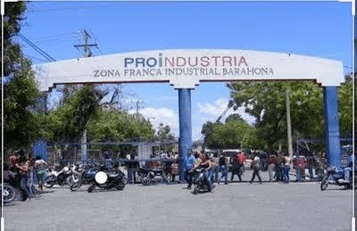 video:-obreros-de-zona-franca-en-barahona-protestan-por-atraso-salarial-y-piden-intervencion-de-autoridades