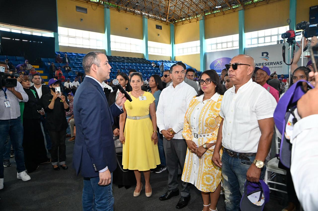 johnny-pujols-juramenta-al-movimiento-cristiano-canal-de-bendicion-en-el-pld