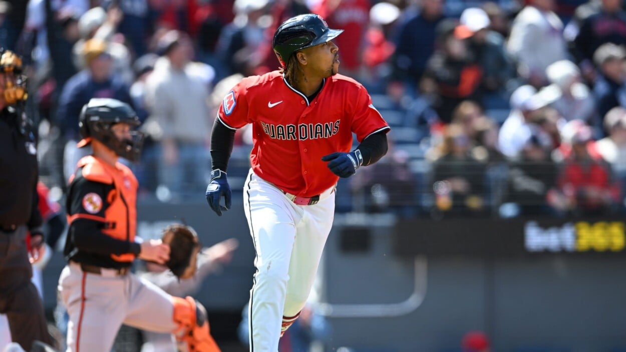 jose-ramirez-conecta-dos-jonrones-y-hace-historia-con-cleveland