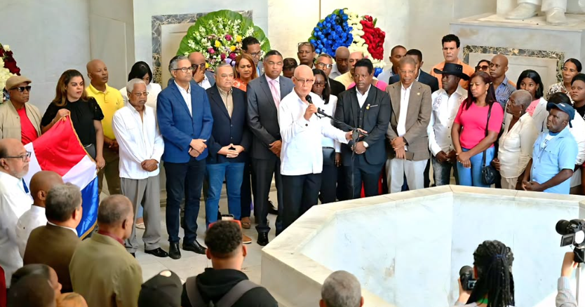 pld-conmemora-dia-del-trabajo-con-ofrenda-floral-y-advierte-deterioro-de-condiciones-laborales