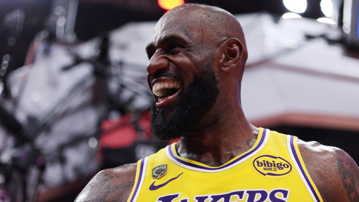 lebron-se-comporta-como-rey-y-guia-a-los-lakers-a-segunda-ronda-playoffs