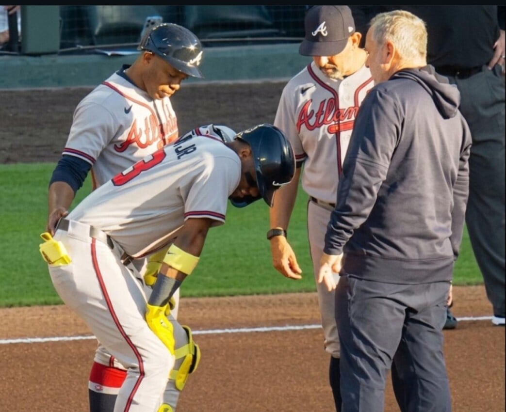 alarma-en-atlanta:-ronald-acuna-jr.-abandona-juego-por-lesion